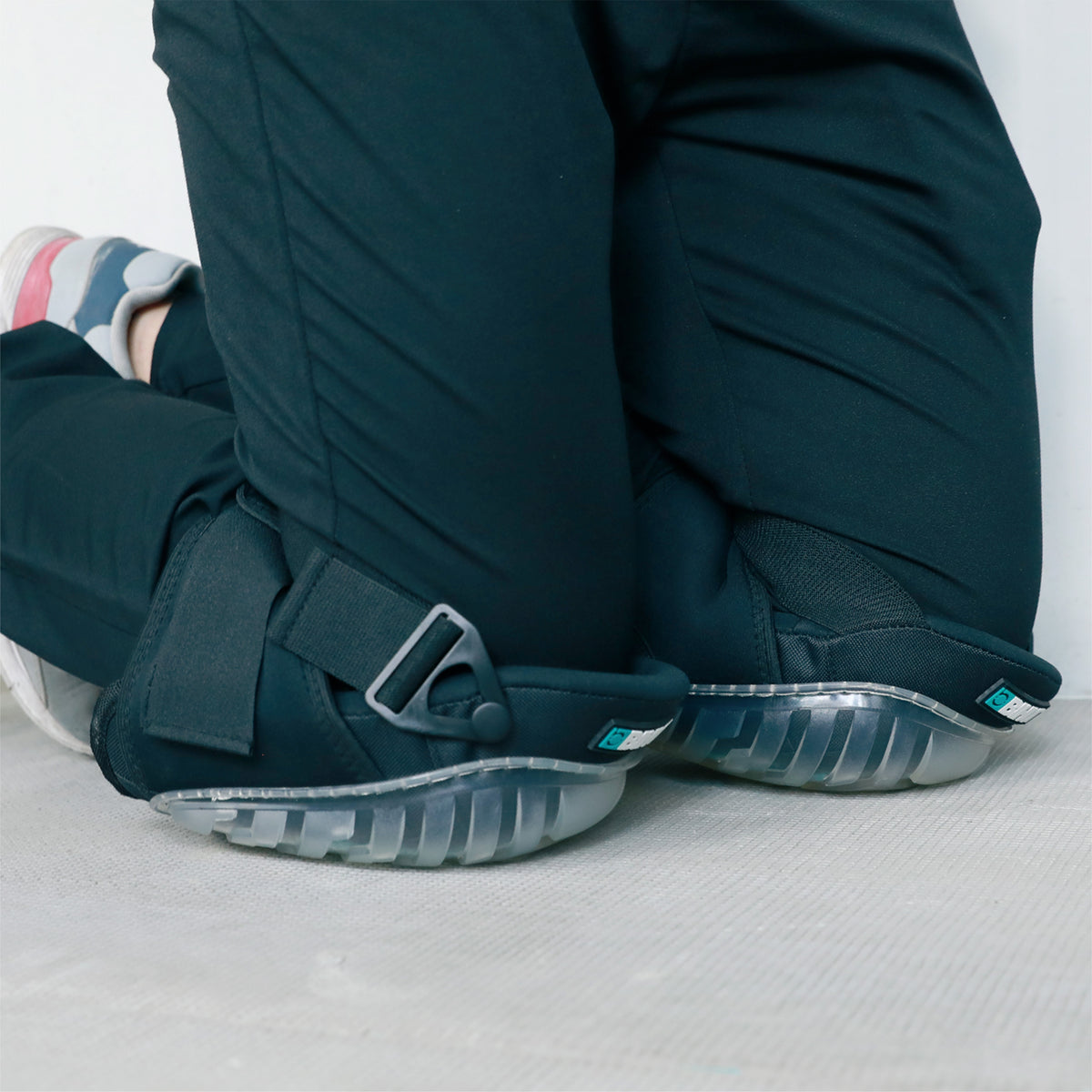 Person using BIHUI All-Purpose Gel Knee Pads
