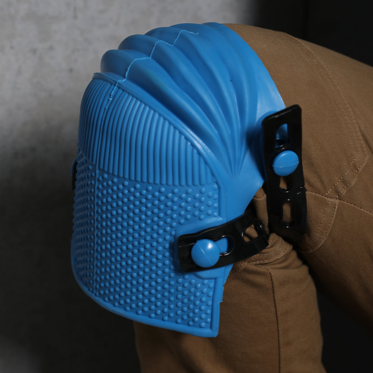 Contractor wearing BIHUI Soft Foam Knee Pads